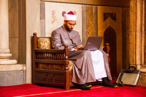 Ein Bild, das nicht ins Bild passt - Sheikh in der Sultan-Hassan-Moschee