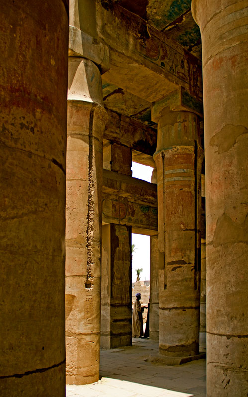 6374-Karnak-Säulen-mit-Mann